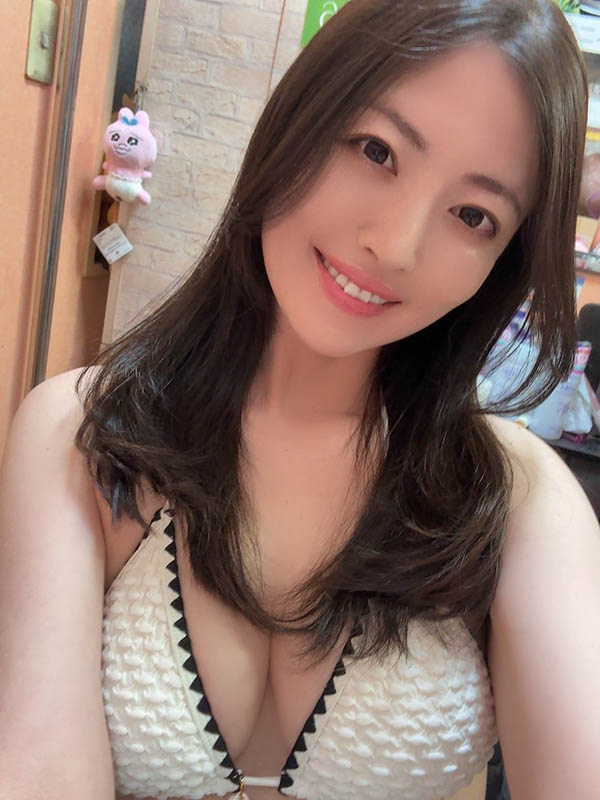 和「美艳绝伦婶婶」度过两天一夜火辣之旅，她用丰满E奶狂榨干我！